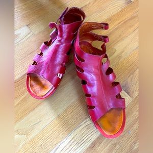 Tsubo red platform shoes